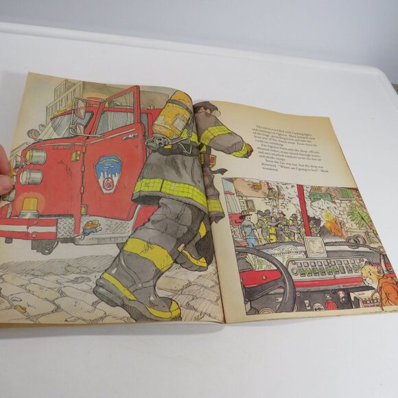 Firemouse 1980s (Old Thin Pages)Weekly Reader Paper Back Firefighter - Picture 13 of 14